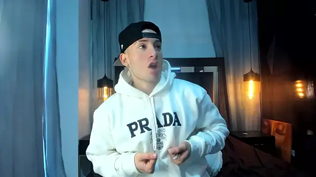 Snapshot of HunterHeat_ chatting on 12.18.25 HunterHeat online show from 12.18.25