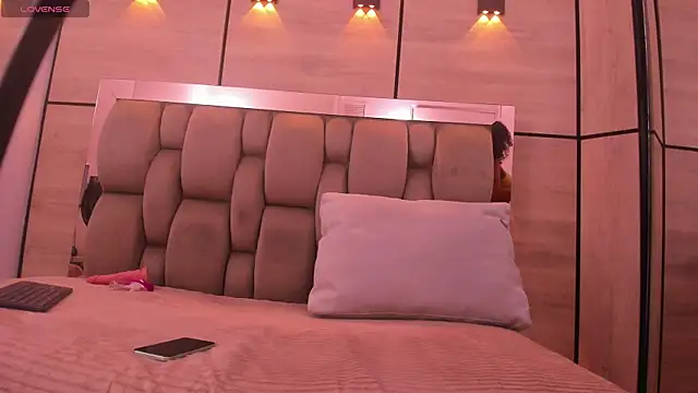 Snapshot of lyana_cowel chatting on 10.09.25 lyana cowel online show from 10.09.25