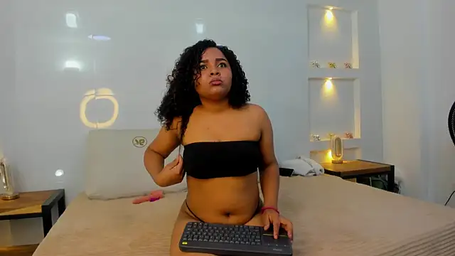 Snapshot of lyana_cowel chatting on 10.14.25 lyana cowel online show from 10.14.25