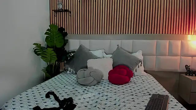 Roseaurora online show from 11.27.25