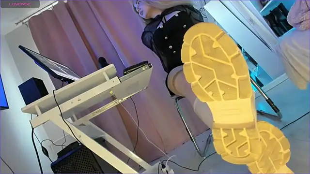 Snapshot of CruelSiren chatting on 10.11.25 CruelSiren online show from 10.11.25