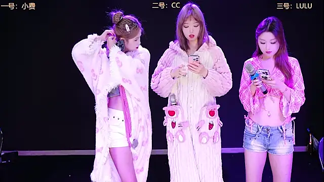 Snapshot of Emeralds_Girls chatting on 11.06.25 Emeralds Girls online show from 11.06.25