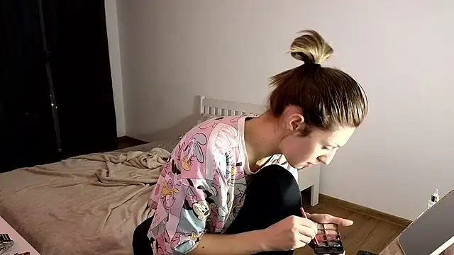 crystalxx18 online show from 11.28.25