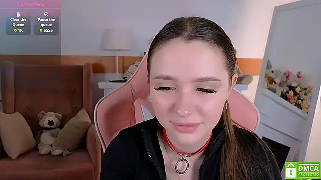 Snapshot of WildHoneyXO chatting on 10.20.25 WildHoneyXO online show from 10.20.25