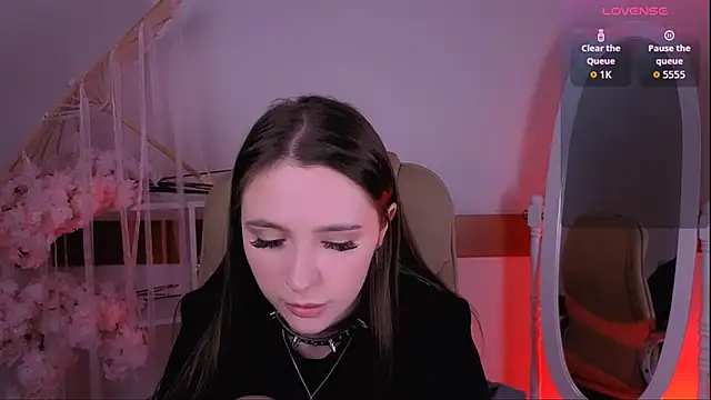 Snapshot of WildHoneyXO chatting on 10.21.25 WildHoneyXO online show from 10.21.25