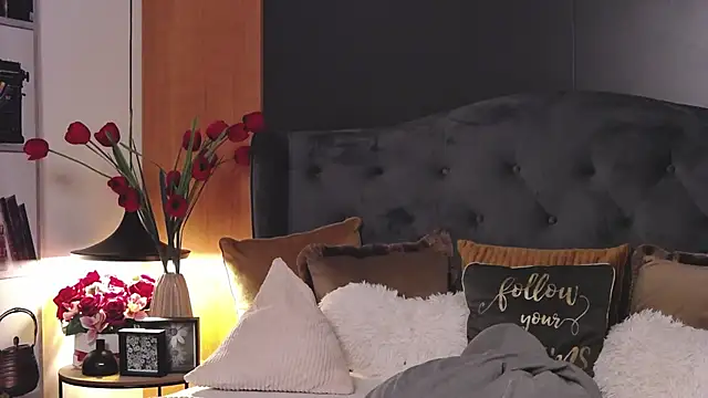 Mia Swano online show from 10.04.25