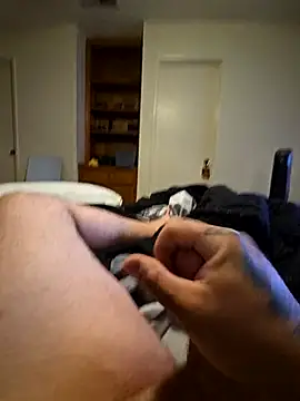 Snapshot of Kwillie chatting on 11.04.25 Kwillie online show from 11.04.25