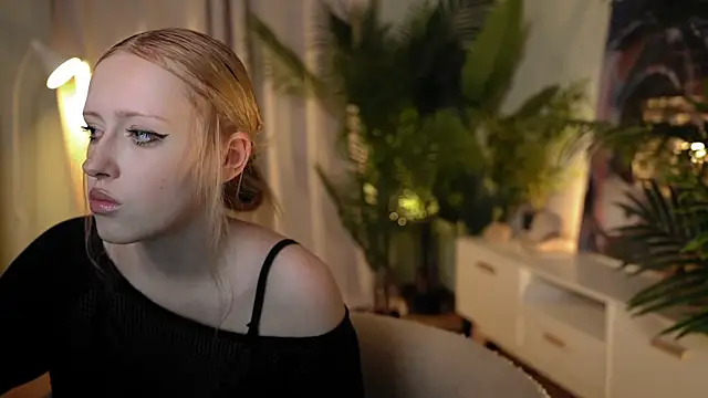 Snapshot of rosy_petal chatting on 09.08.25 rosy petal online show from 09.08.25