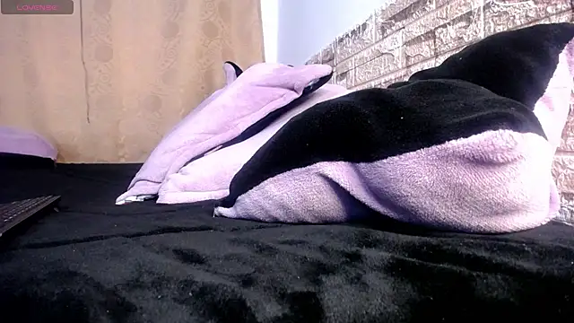 DaraKat18 online show from 04.16.26