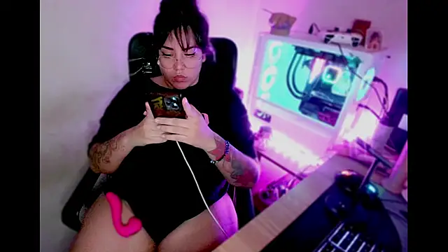 Snapshot of PinkDenial chatting on 09.17.25 PinkDenial online show from 09.17.25