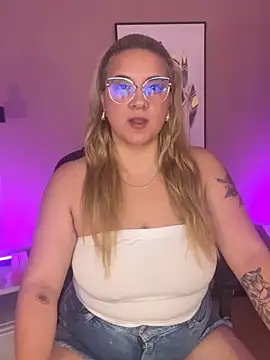 Snapshot of hollie_joliie chatting on 09.25.25 hollie joliie online show from 09.25.25