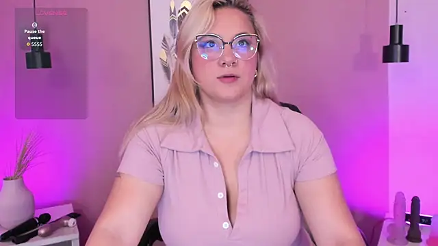 Snapshot of hollie_joliie chatting on 10.03.25 hollie joliie online show from 10.03.25