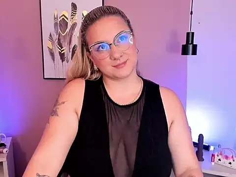 Snapshot of hollie_joliie chatting on 10.07.25 hollie joliie online show from 10.07.25