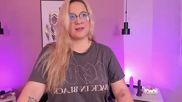 Snapshot of hollie_joliie chatting on 10.17.25 hollie joliie online show from 10.17.25