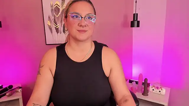 Snapshot of hollie_joliie chatting on 10.30.25 hollie joliie online show from 10.30.25