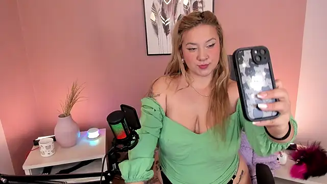 Snapshot of hollie_joliie chatting on 12.20.25 hollie joliie online show from 12.20.25