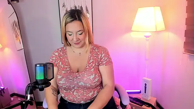 Snapshot of hollie_joliie chatting on 02.20.26 hollie joliie online show from 02.20.26