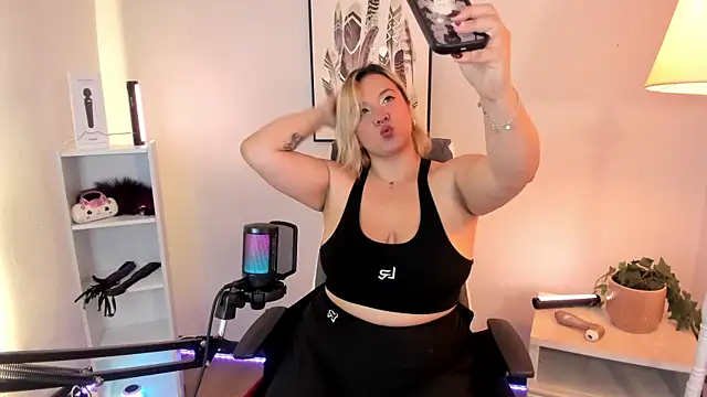 Snapshot of hollie_joliie chatting on 03.02.26 hollie joliie online show from 03.02.26