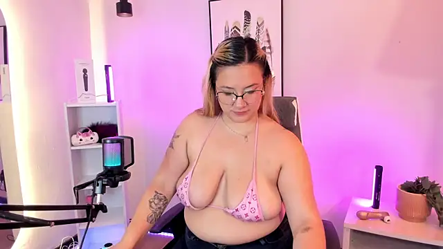 Snapshot of hollie_joliie chatting on 03.03.26 hollie joliie online show from 03.03.26