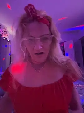 Goldenndoll online show from 09.15.25