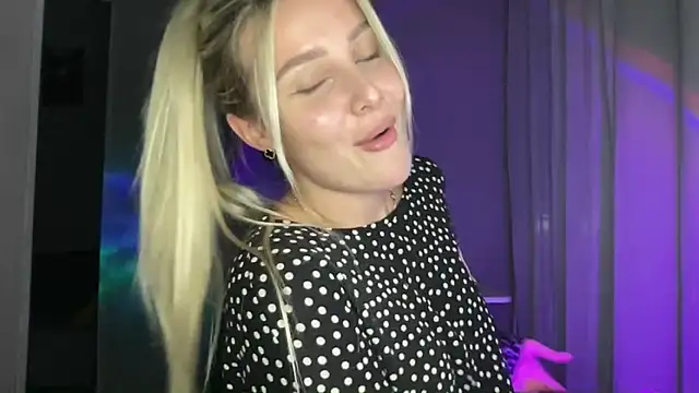Snapshot of Sasha_yourdream chatting on 10.18.25 Sasha yourdream online show from 10.18.25