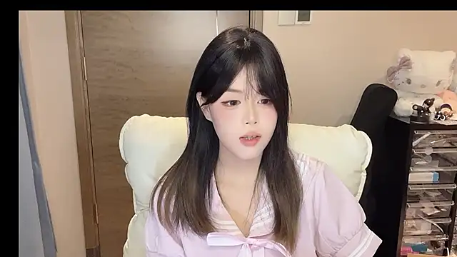 Snapshot of Koi-00 chatting on 11.04.25 Koi-00 online show from 11.04.25