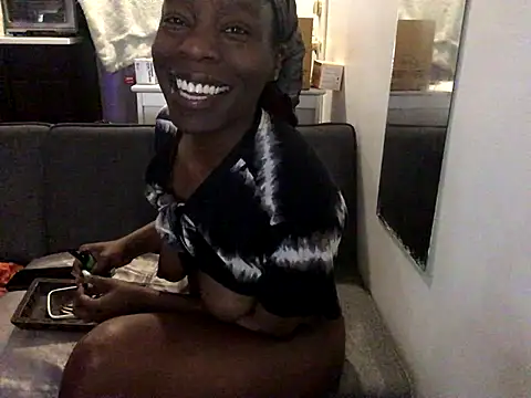 littyleesh1 online show from 12.19.25