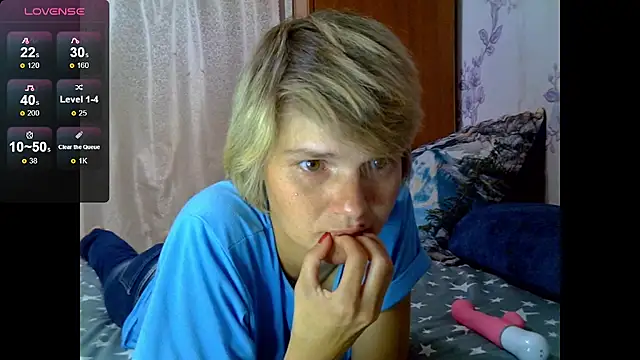 Snapshot of SaraSnow_ chatting on 09.15.25 SaraSnow online show from 09.15.25