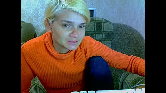 Snapshot of SaraSnow_ chatting on 11.25.25 SaraSnow online show from 11.25.25