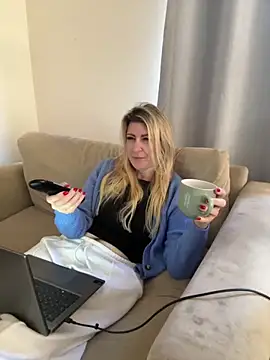 Snapshot of DesireDaisy chatting on 09.22.25 DesireDaisy online show from 09.22.25