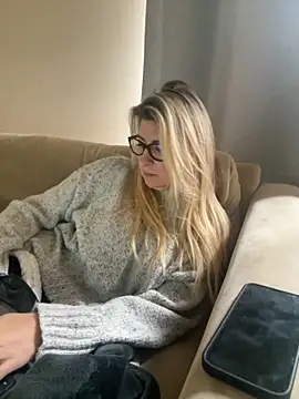 Snapshot of DesireDaisy chatting on 09.23.25 DesireDaisy online show from 09.23.25