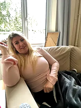 Snapshot of DesireDaisy chatting on 09.27.25 DesireDaisy online show from 09.27.25