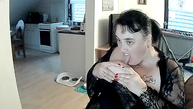 Snapshot of Minou1610 chatting on 10.11.25 Minou1610 online show from 10.11.25