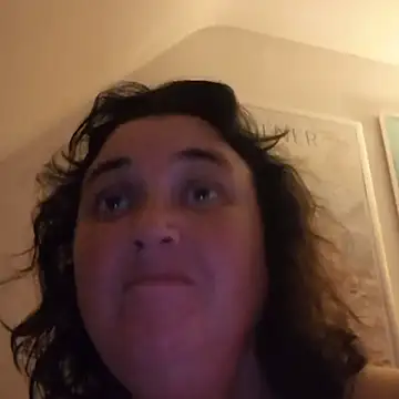 Snapshot of Minou1610 chatting on 10.31.25 Minou1610 online show from 10.31.25