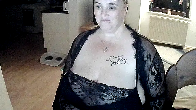 Snapshot of Minou1610 chatting on 11.10.25 Minou1610 online show from 11.10.25