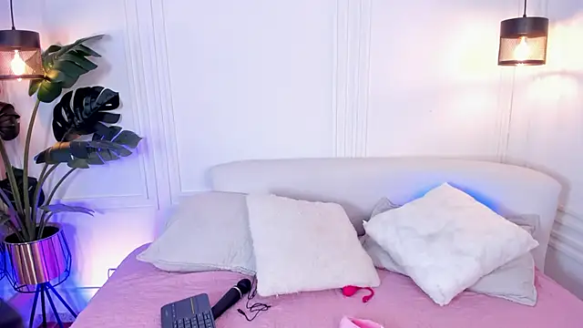 Dafne Hillss online show from 11.10.25