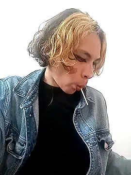 Snapshot of kittymutant99 chatting on 10.24.25 kittymutant99 online show from 10.24.25