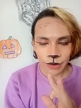 Snapshot of kittymutant99 chatting on 10.31.25 kittymutant99 online show from 10.31.25