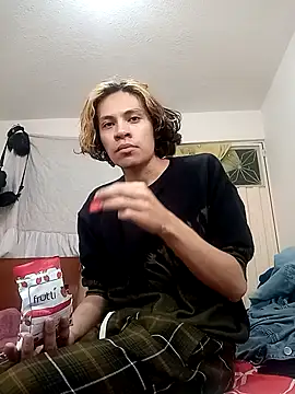 Snapshot of kittymutant99 chatting on 11.04.25 kittymutant99 online show from 11.04.25