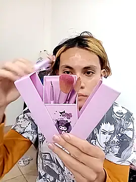 Snapshot of kittymutant99 chatting on 11.20.25 kittymutant99 online show from 11.20.25