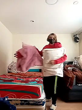 Snapshot of kittymutant99 chatting on 12.01.25 kittymutant99 online show from 12.01.25