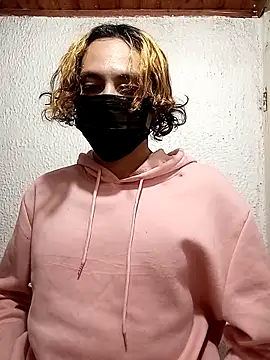 Snapshot of kittymutant99 chatting on 12.04.25 kittymutant99 online show from 12.04.25