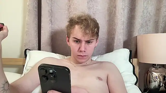 Snapshot of scottishtwink01 chatting on 09.19.25 scottishtwink01 online show from 09.19.25