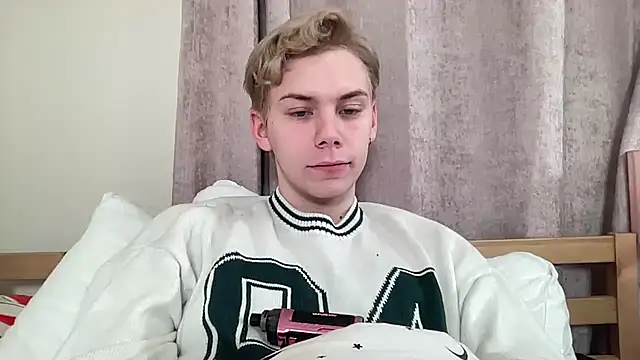 Snapshot of scottishtwink01 chatting on 10.16.25 scottishtwink01 online show from 10.16.25