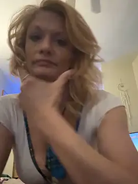 Snapshot of Daphneflor chatting on 04.27.26 Daphneflor online show from 04.27.26