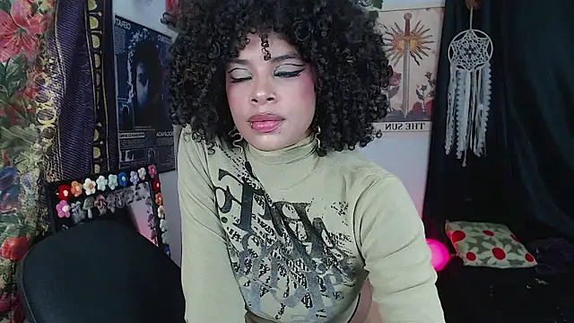 Snapshot of Raven_luv chatting on 10.02.25 Raven luv online show from 10.02.25