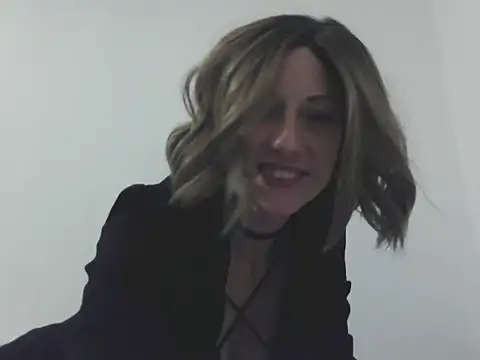 Snapshot of MadMadelin chatting on 10.06.25 MadMadelin online show from 10.06.25