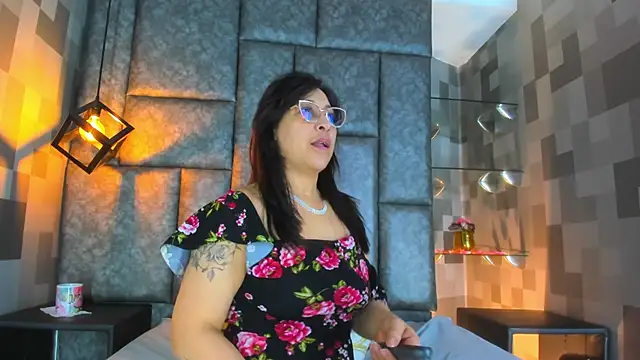 Snapshot of Jenni_Zeller chatting on 10.16.25 Jenni Zeller online show from 10.16.25