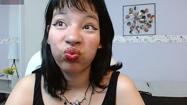 Snapshot of FresaAnix chatting on 10.16.25 FresaAnix online show from 10.16.25