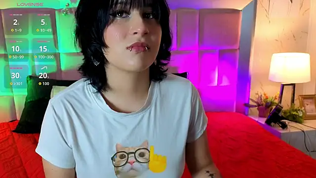 Snapshot of RobinBennett chatting on 05.16.26 RobinBennett online show from 05.16.26